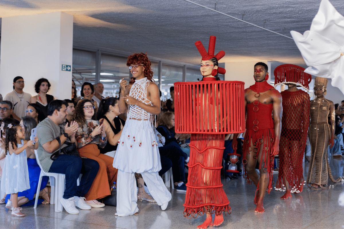 Desfile do IESB destaca sustentabilidade e identidade brasileira