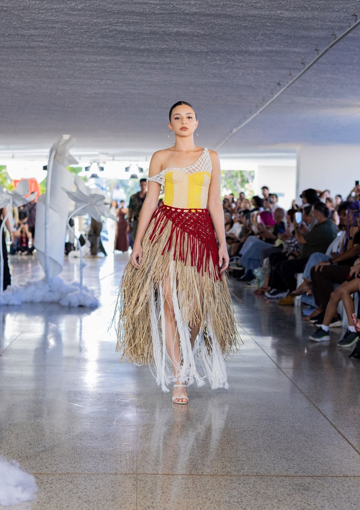 foto com cor. desfile alunos iesb - metrópoles