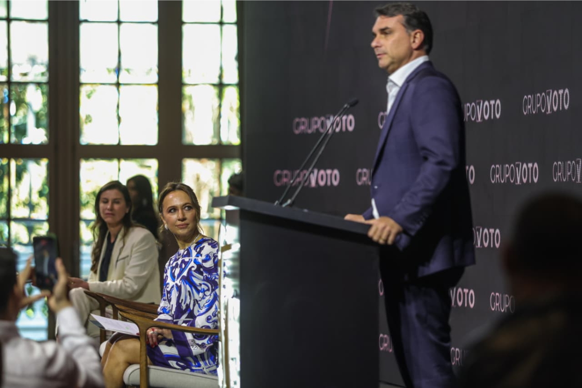 Aliados criticam estratégia de Flávio Bolsonaro após fala sobre urnas