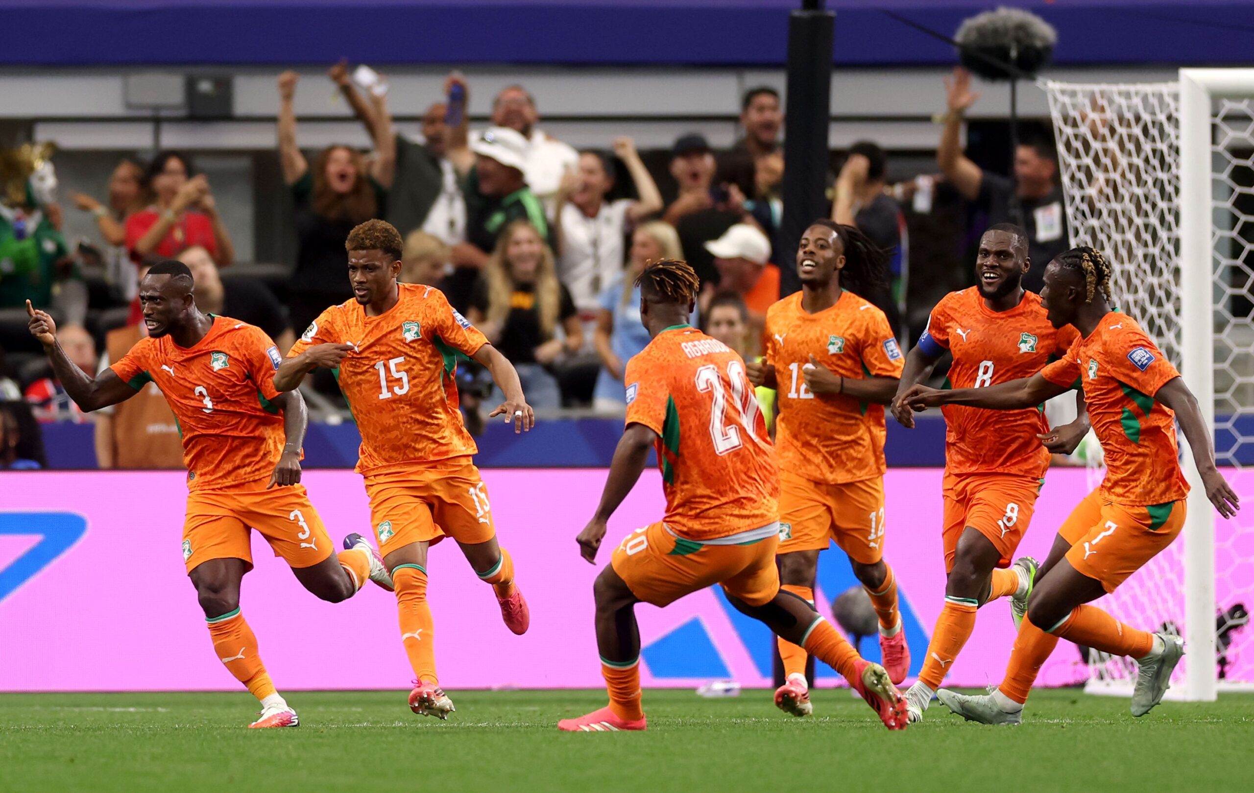 Imagem de Diallo comemorando gol para Costa do Marfim contra a Noruega na Copa do Mundo - Metrópoles