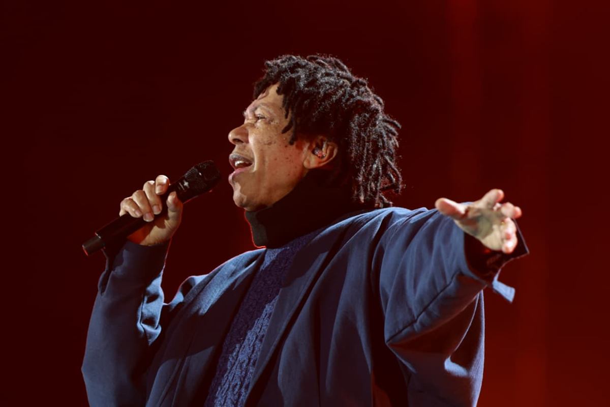 Djavan emociona o público durante apresentação da turnê Djavanear 50 anos — Só Sucessos, na Arena Mané Garrincha, em Brasília - Metrópoles