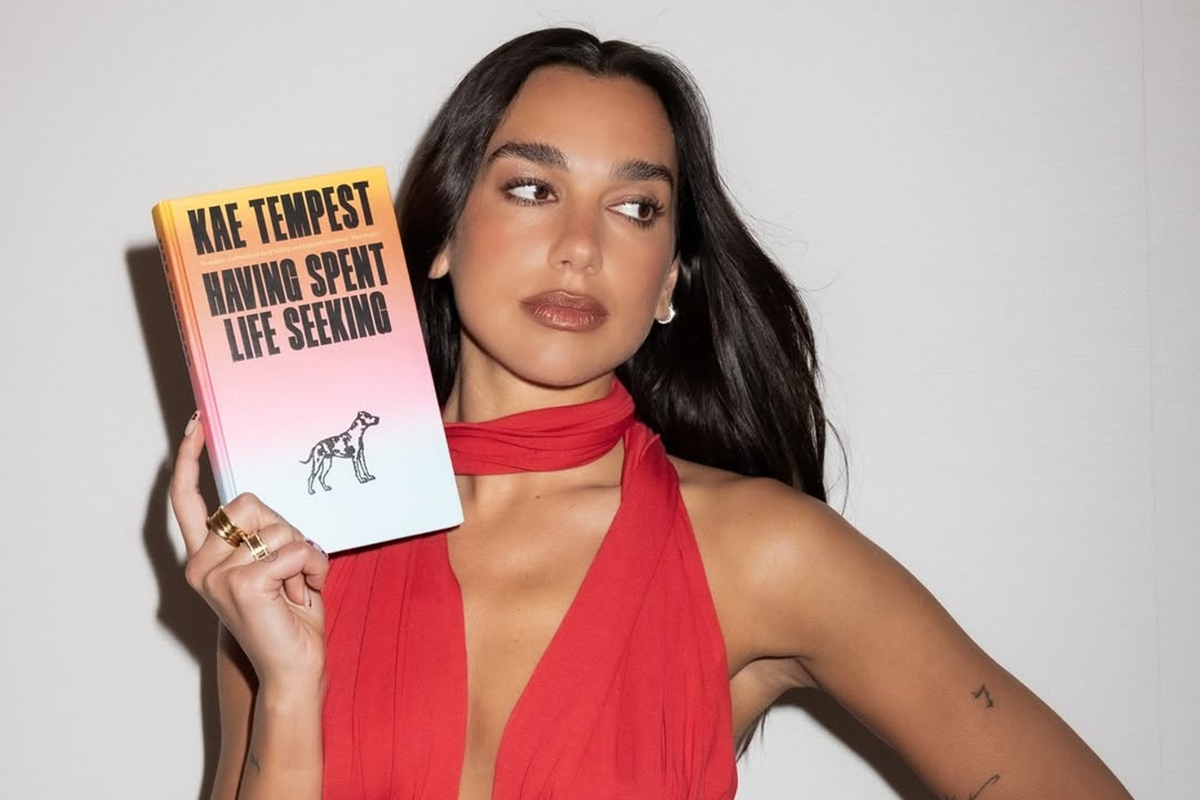 Dua Lipa abre biblioteca com 100 livros "proibidos", como O Conto da Aia