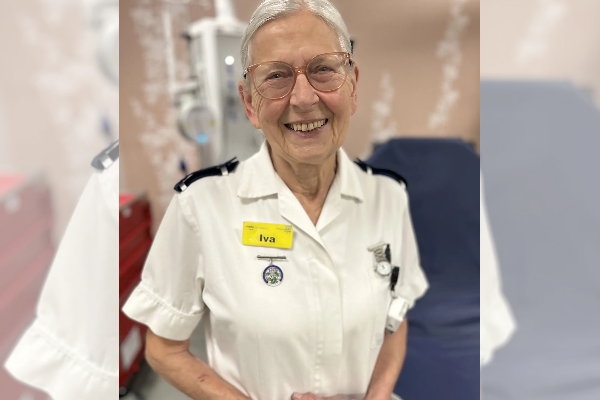 Enfermeira de 80 anos segue na ativa e não pensa em se aposentar