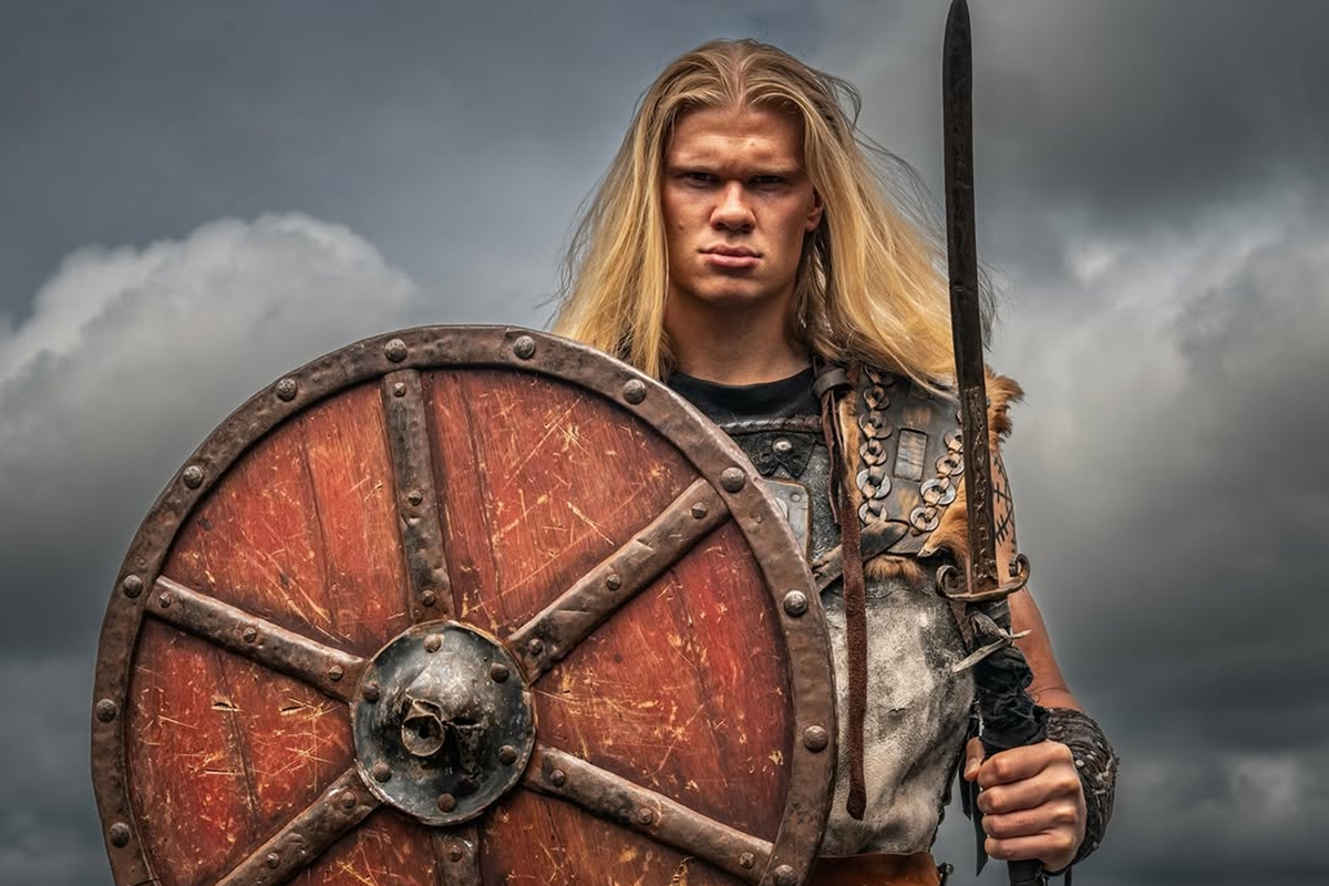 Foto colorida de homem com os trajes dos povos vikings - Metrópoles