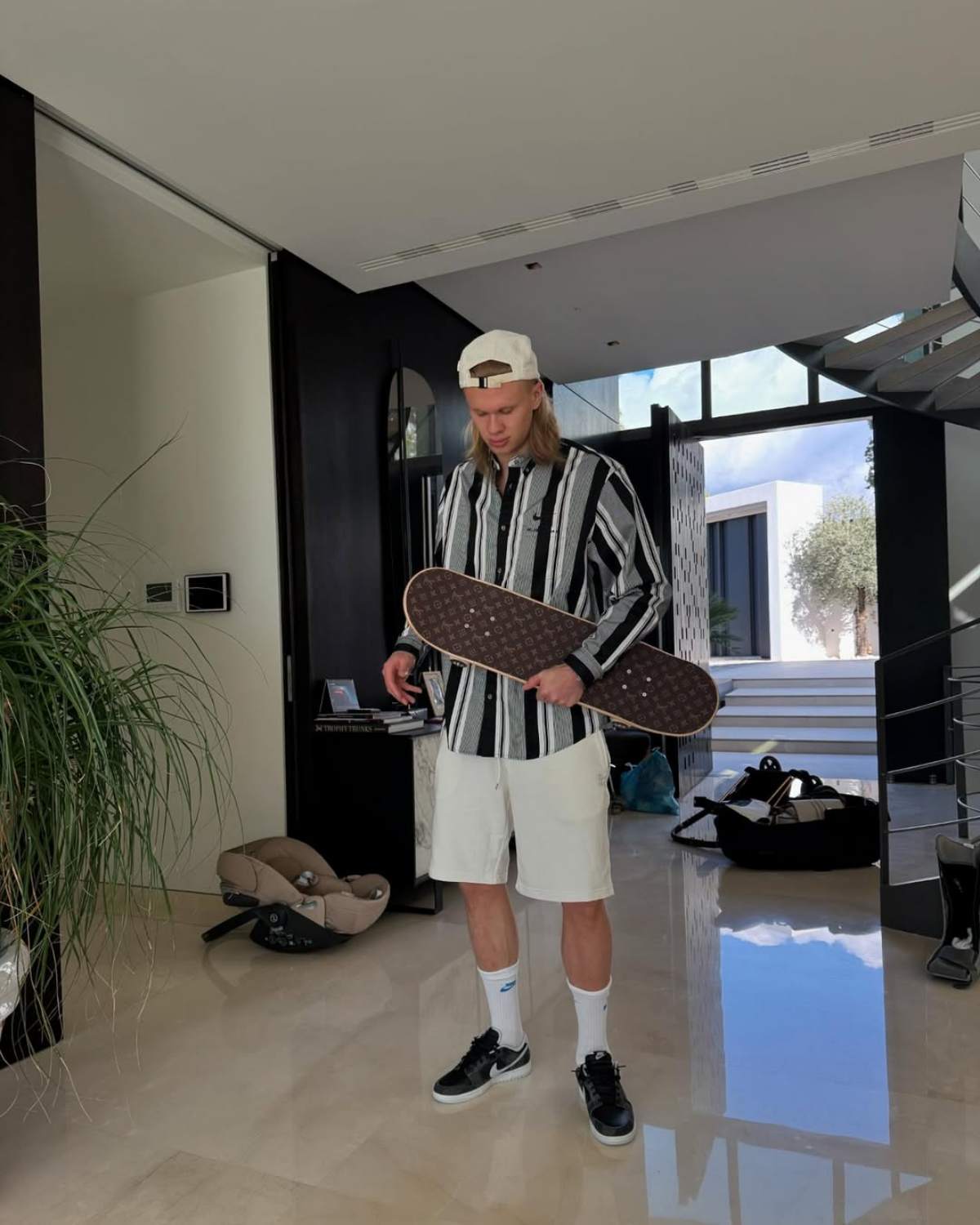 foto com cor. estilo do jogador norueguês erling haaland - metrópoles