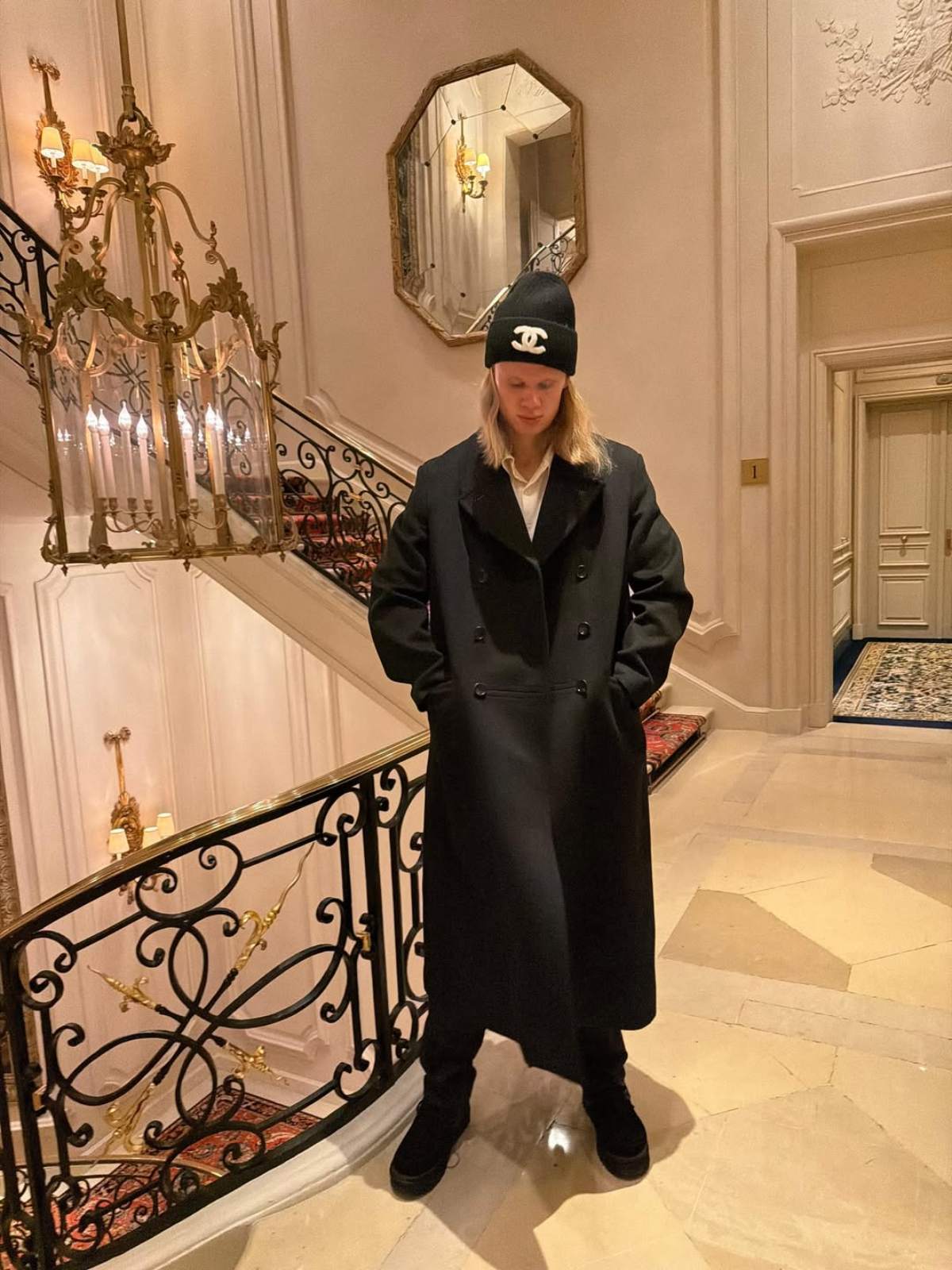 foto com cor. estilo do jogador norueguês erling haaland - metrópoles