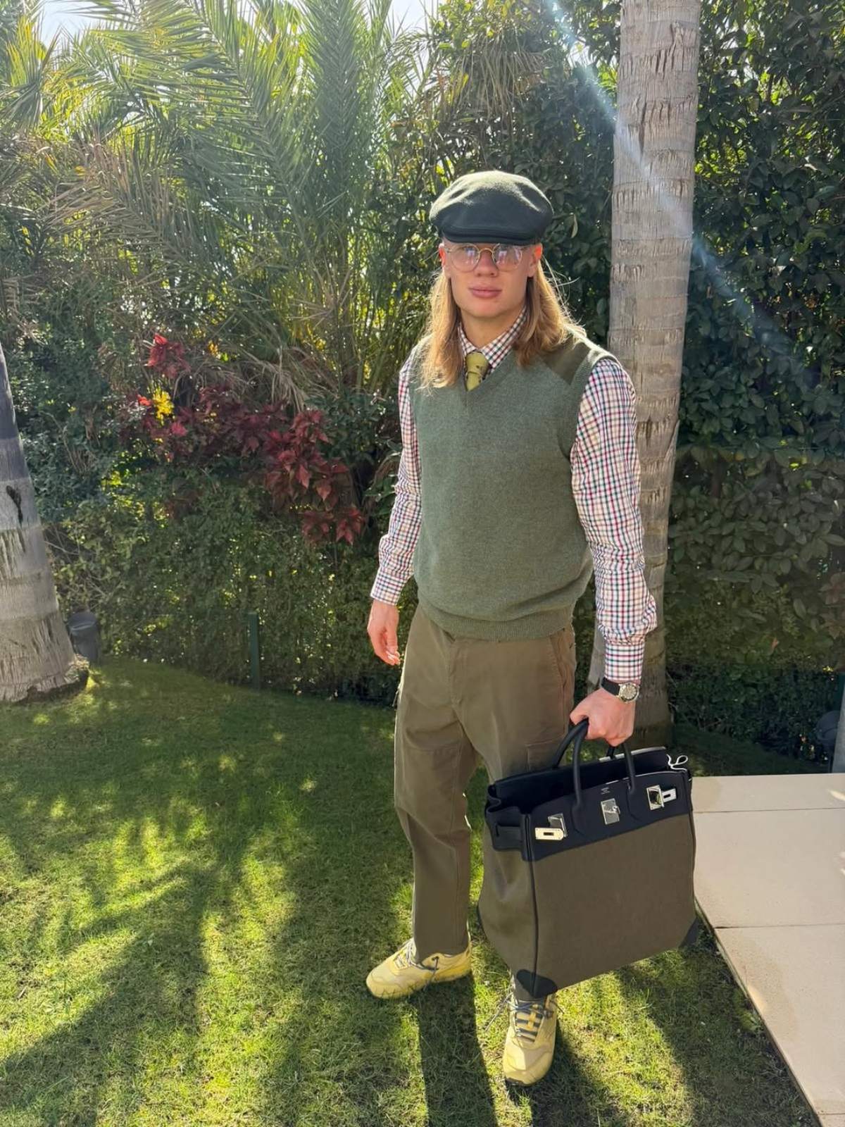 foto com cor. look do jogador norueguês erling haaland - metrópoles