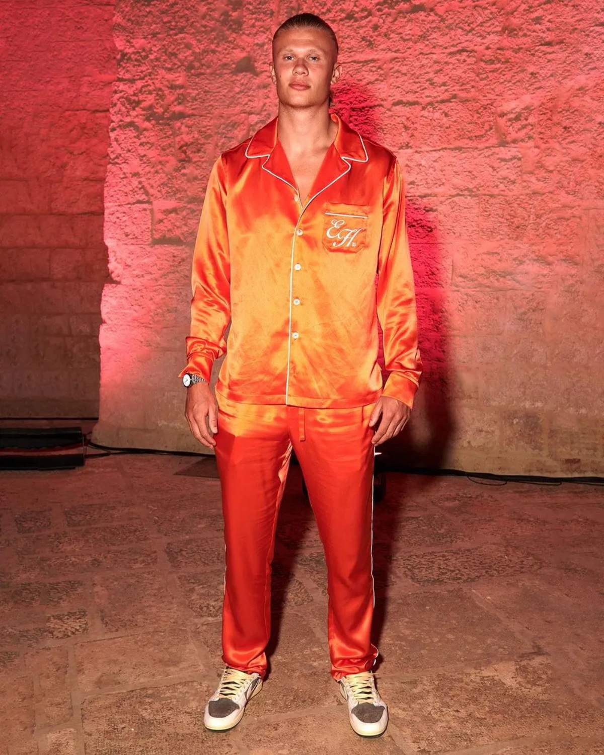 foto com cor. estilo do jogador norueguês erling haaland - metrópoles