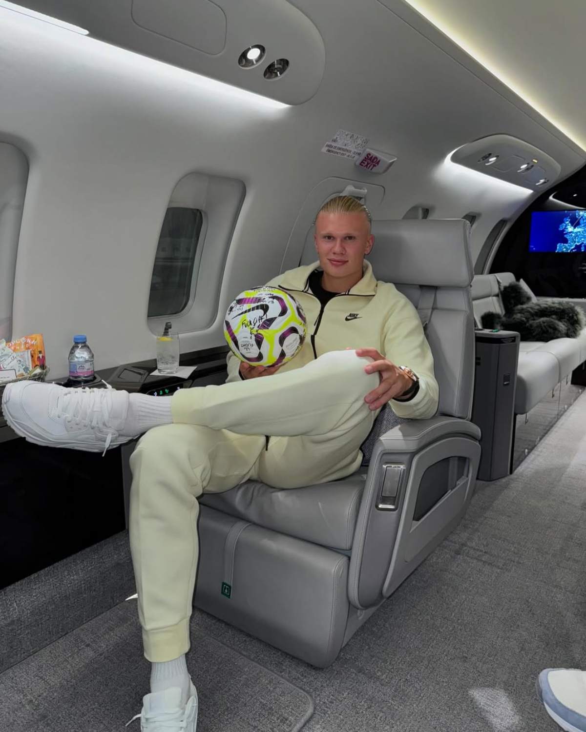foto com cor. estilo do jogador norueguês erling haaland - metrópoles
