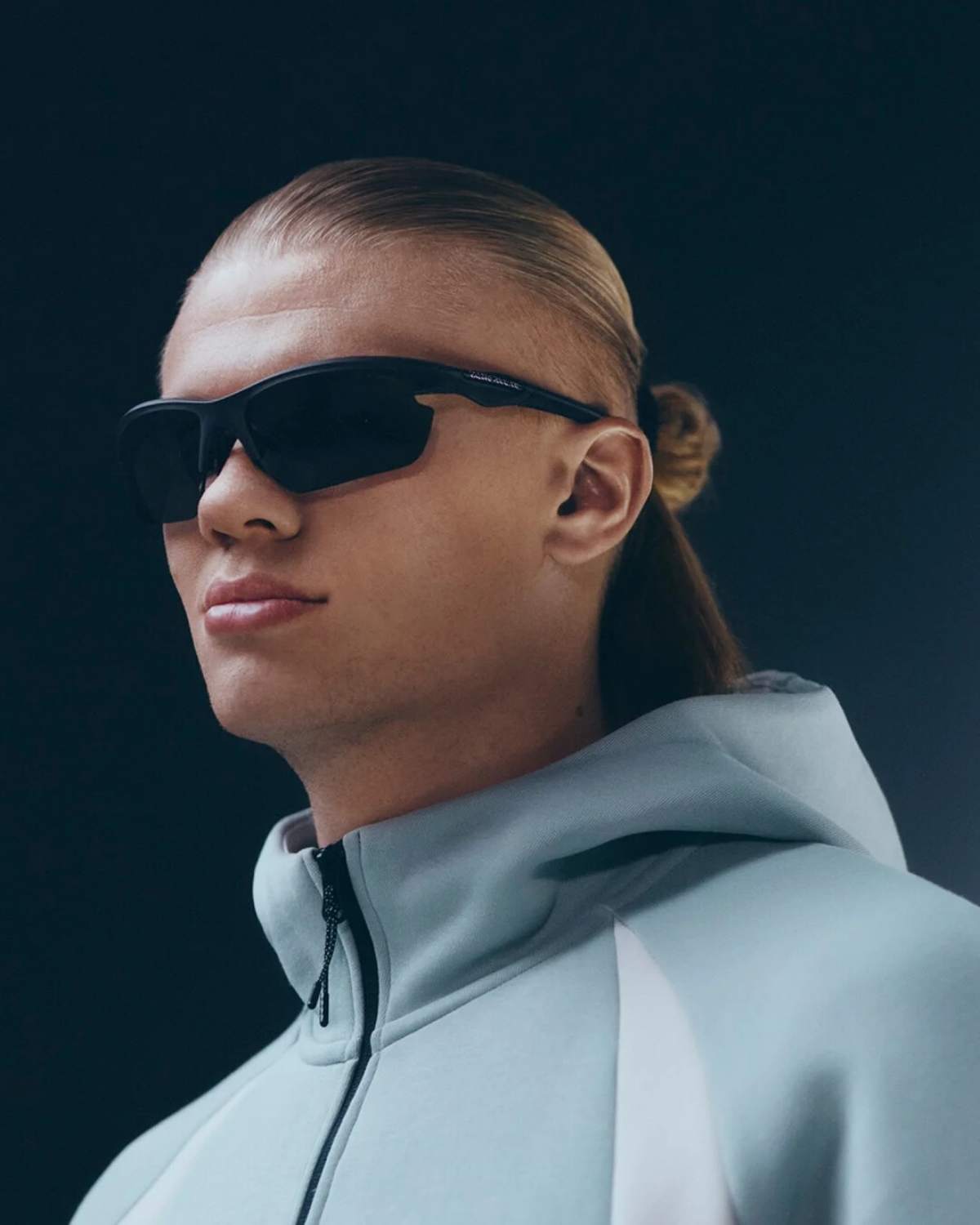 foto com cor. estilo do jogador norueguês erling haaland - metrópoles