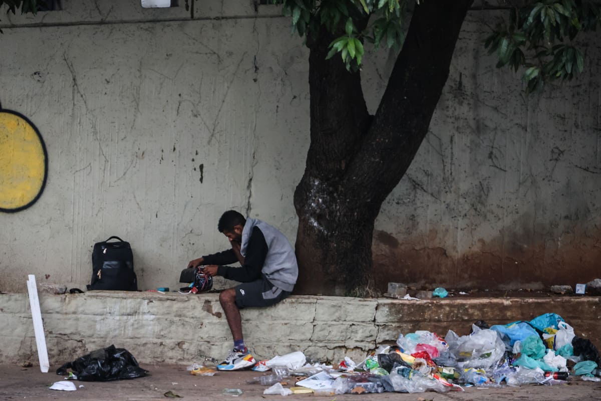 Internações de usuários triplicaram com cerco policial na Cracolândia 23 Pessoa em canteiro na região central