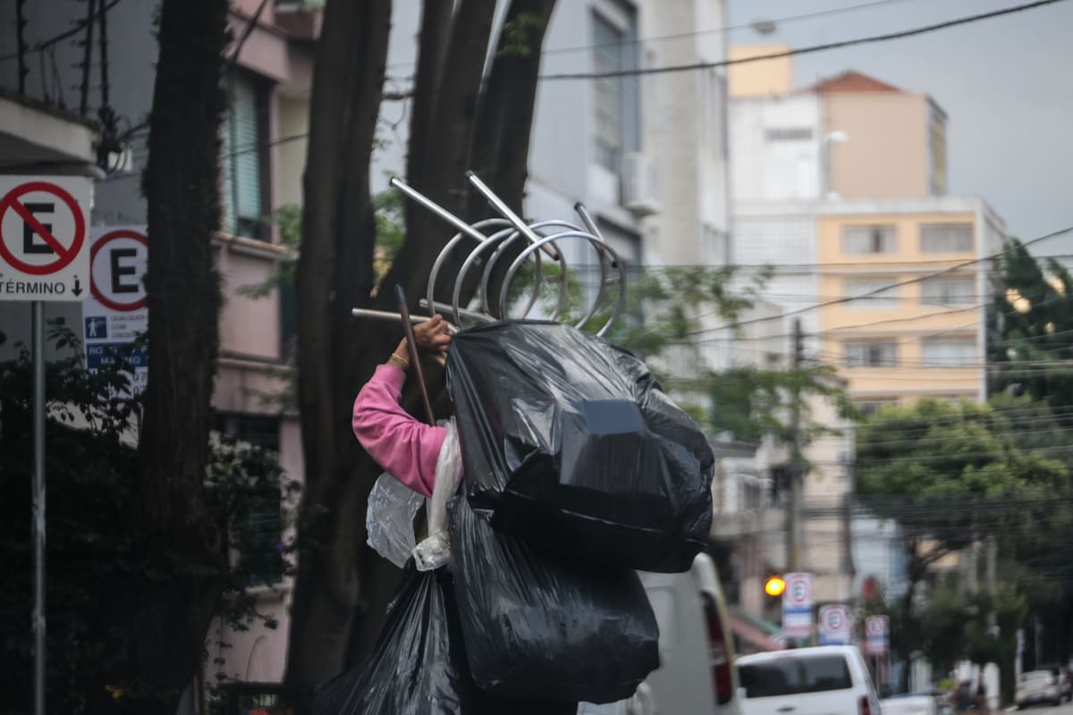 Internações de usuários triplicaram com cerco policial na Cracolândia 25 Homem em frente a área com intervenção