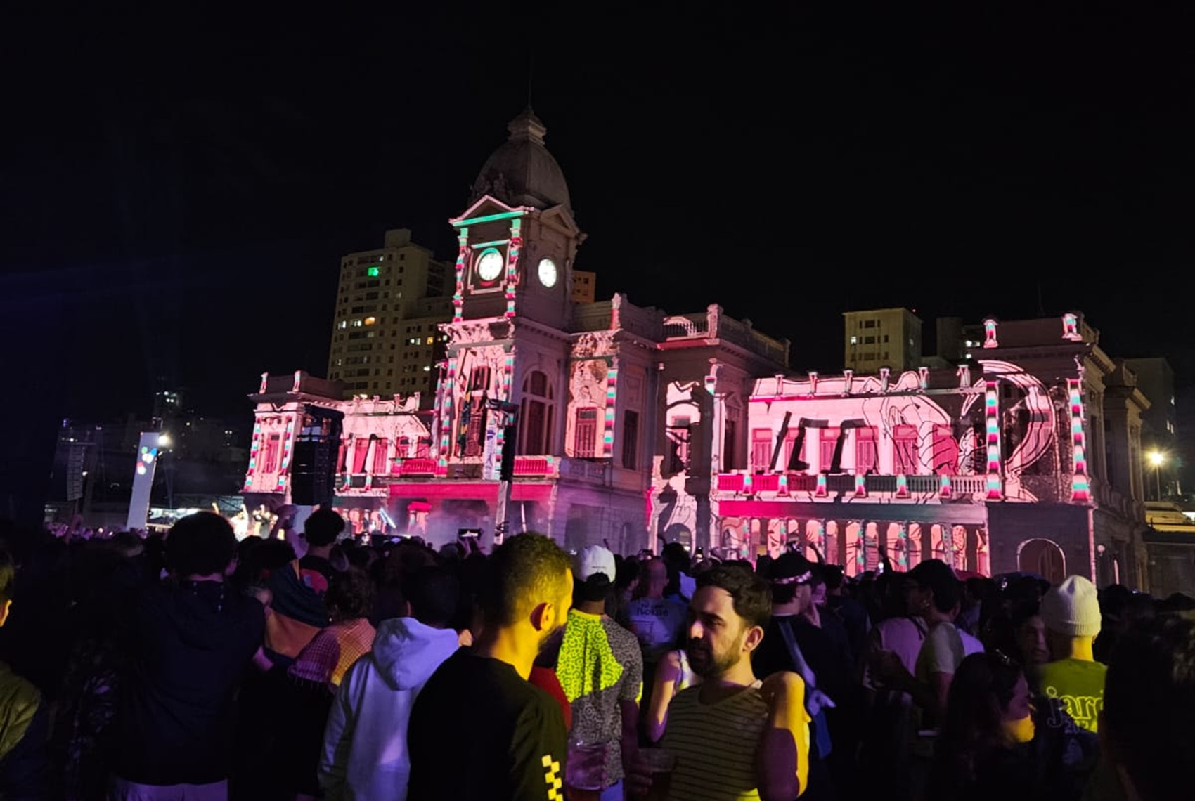 Projeção na Praça da Estação, em BH, 2025