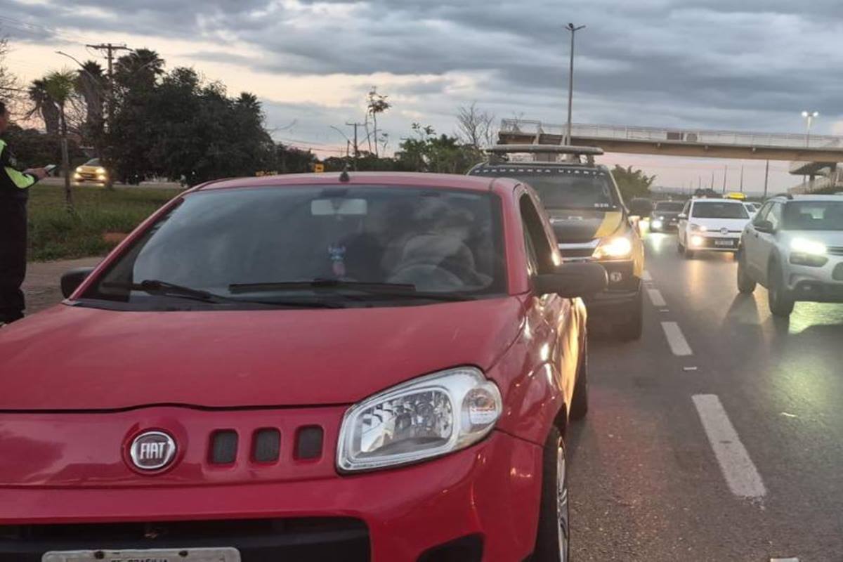 Fiat Uno com R$ 76 mil em multas é apreendido no DF
