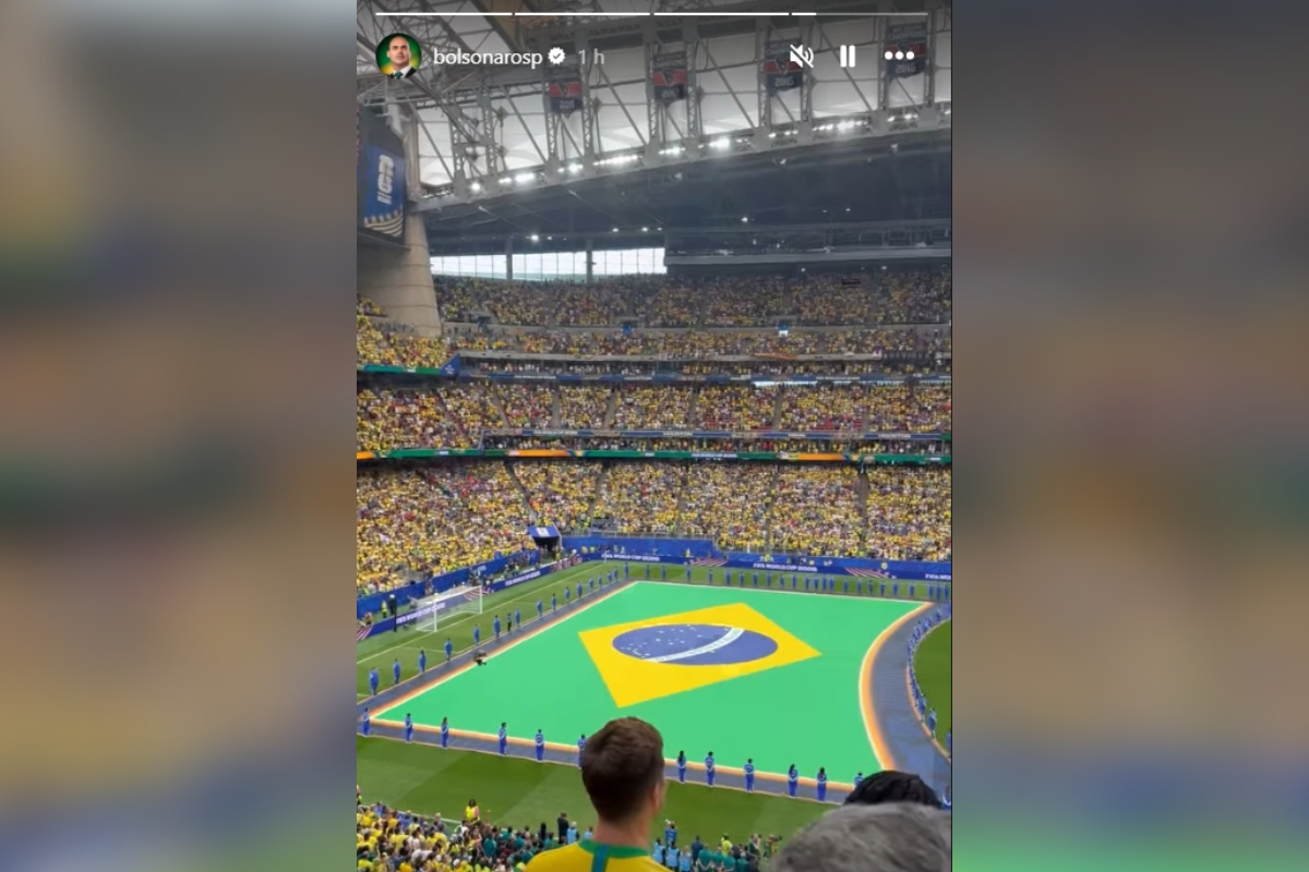 Eduardo Bolsonaro no estádio durante Brasil x Japão
