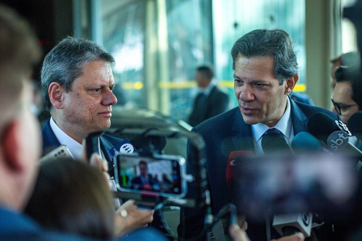 Tarcísio estuda nova forma de desgastar Haddad com taxa das blusinhas