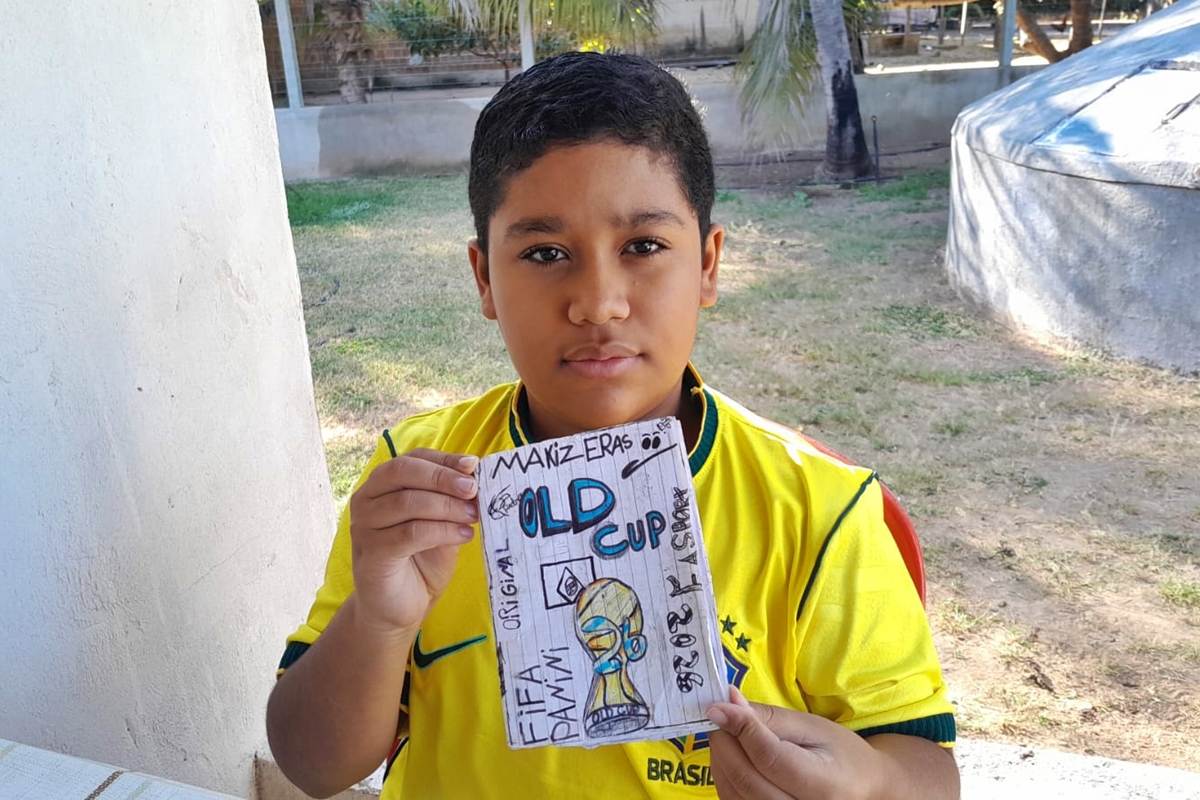Menino de 11 anos desenha o próprio álbum da Copa no Sertão da PB
