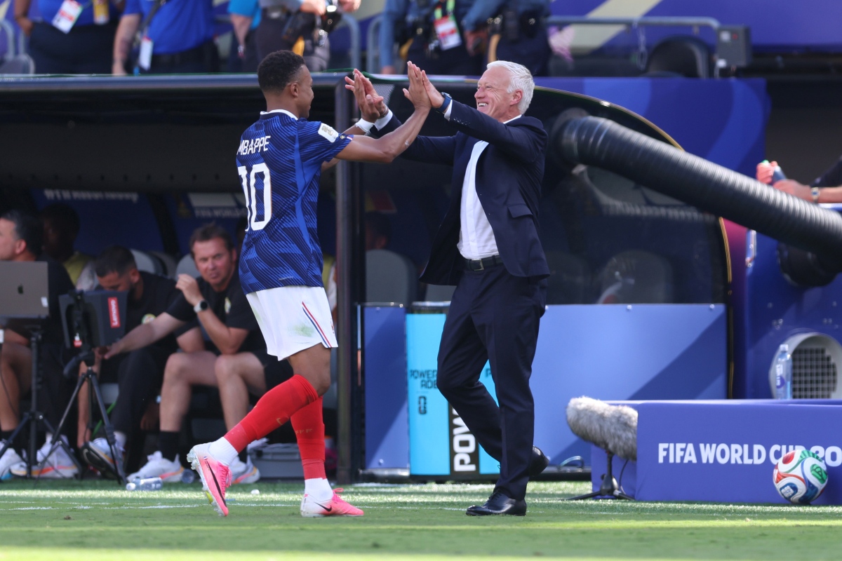 Deschamps quebra recorde e se torna técnico com mais vitórias em Copas 9 Didier Deschamps cumprimentando Mbappé em vitória da França na Copa do Mundo