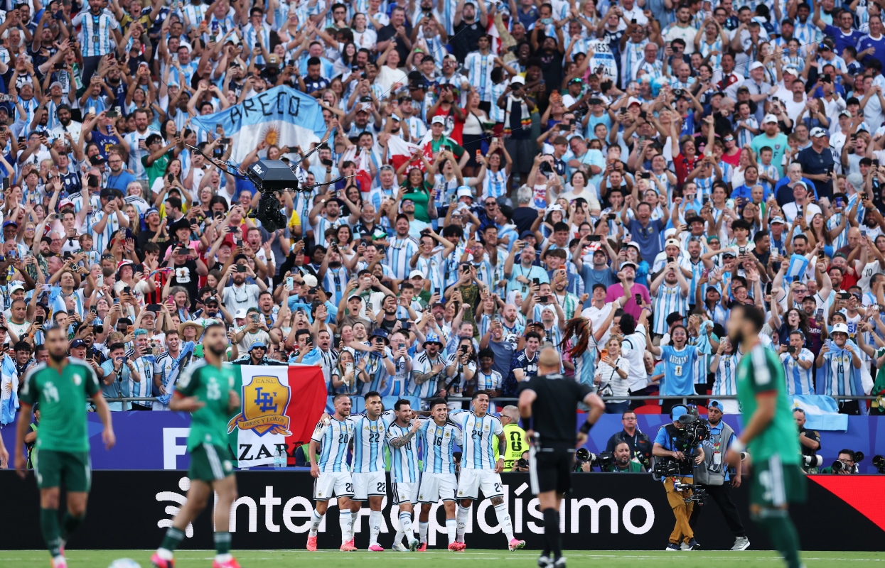 Copa do Mundo: com recital de Messi, Argentina bate Argélia em estreia