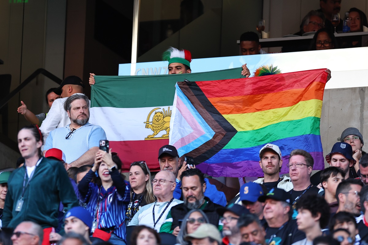 Copa: torcedores levam bandeira do orgulho LGBTQIAP+ para Egito x Irã