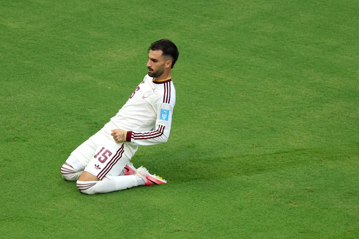Espanha leva vantagem no placar contra Uruguai para o intervalo