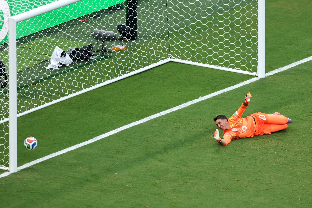 Copa do Mundo: falha de Muslera contra Espanha vira meme na web