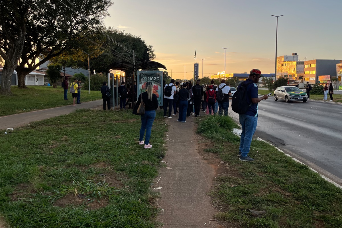 Rodoviários da Marechal anunciam fim da greve e ônibus voltam a rodar 8 Paradas lotadas durante a greve Marechal