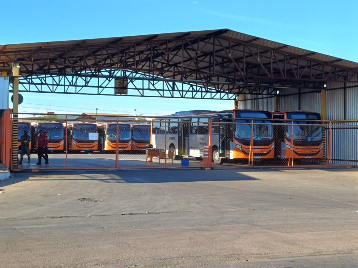 Ônibus permanecem nas garagens