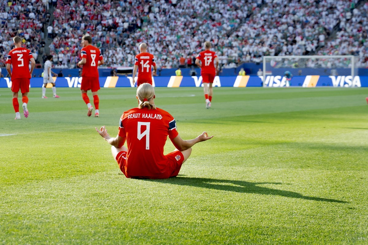 Imagem mostra o atacante Haaland sentado em posição de meditação em meio ao gramado na Copa do Mundo, em alusão à saúde mental - Metrópoles