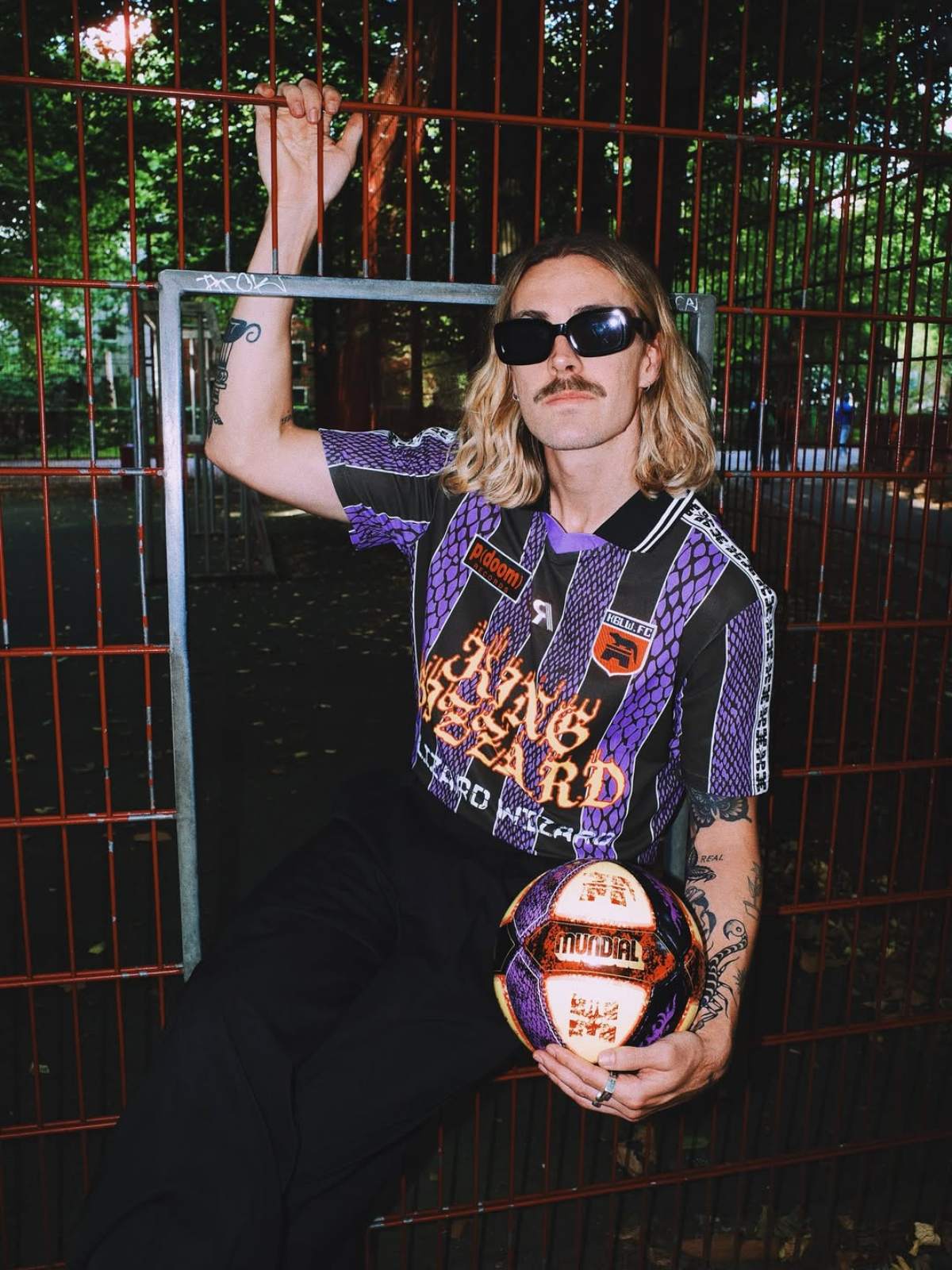 foto com cor. look de jackson irvine - metrópoles