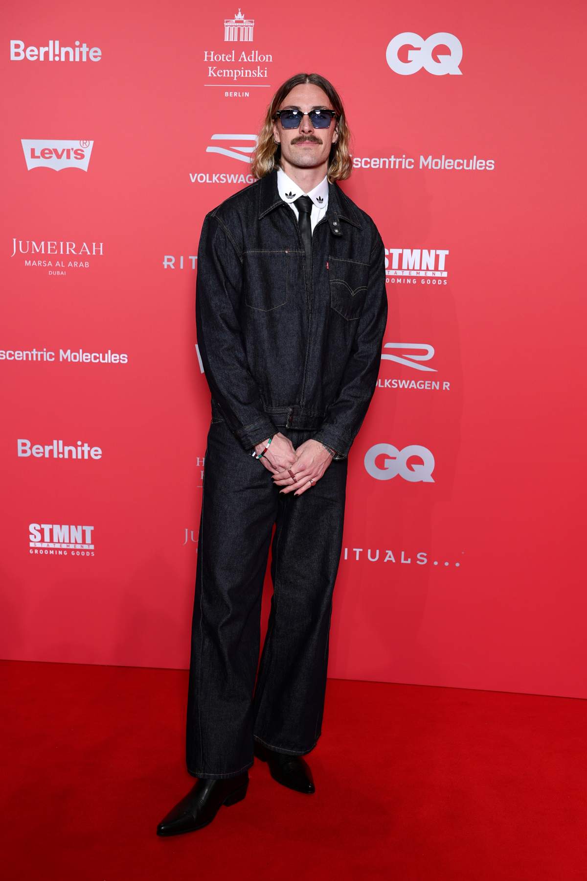 foto com cor. look de jackson irvine - metrópoles