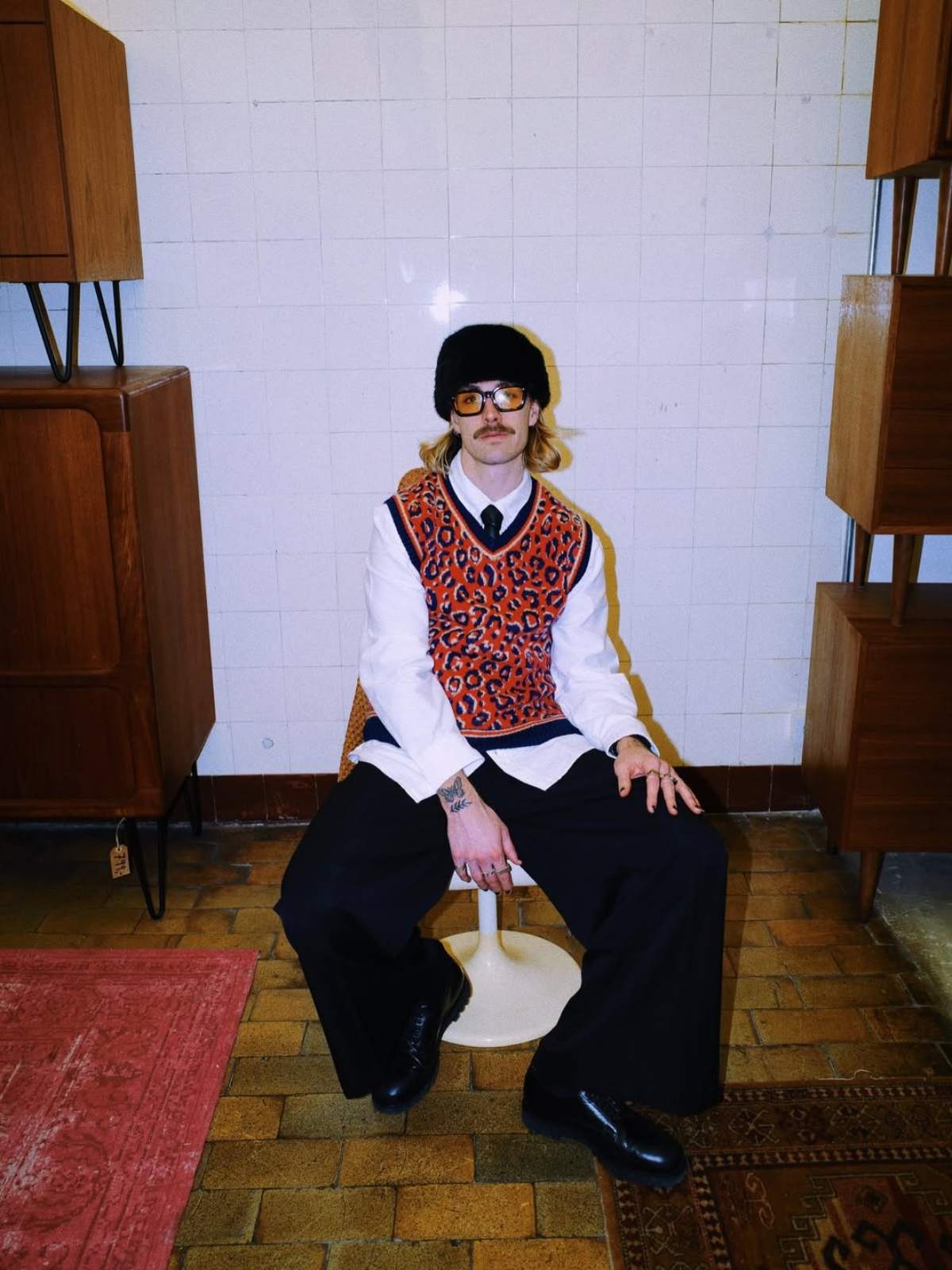 foto com cor. look de jackson irvine - metrópoles
