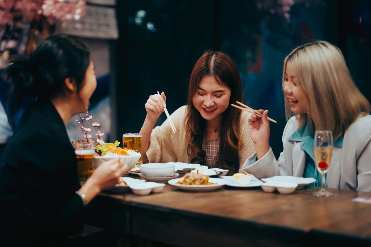 Foto colorida de mulheres em restaurante japonês - Metrópoles