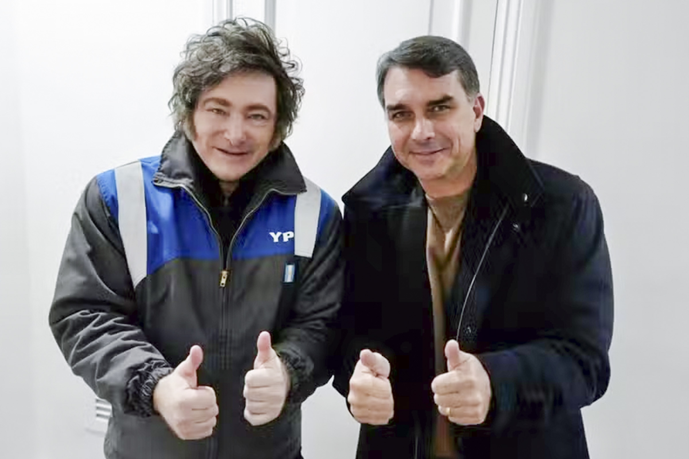 Aliados sugerem que Flávio peça ajuda de Milei contra tarifaço