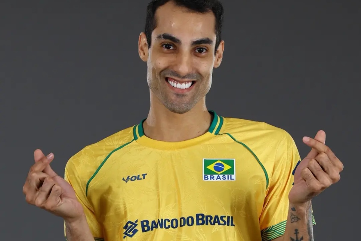 Douglas Souza posa sorridente com a blusa da Seleção Brasileira