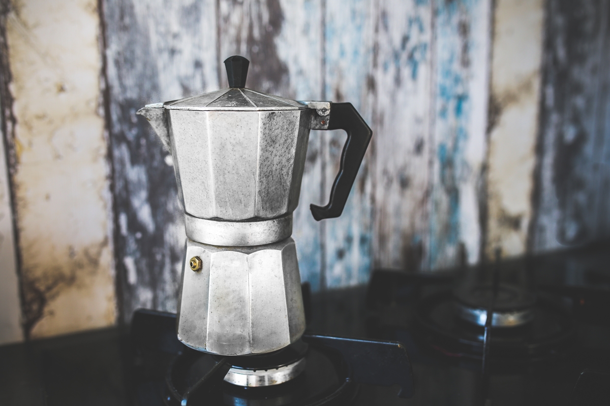 Imagem colorida de cafeteira italiana prata