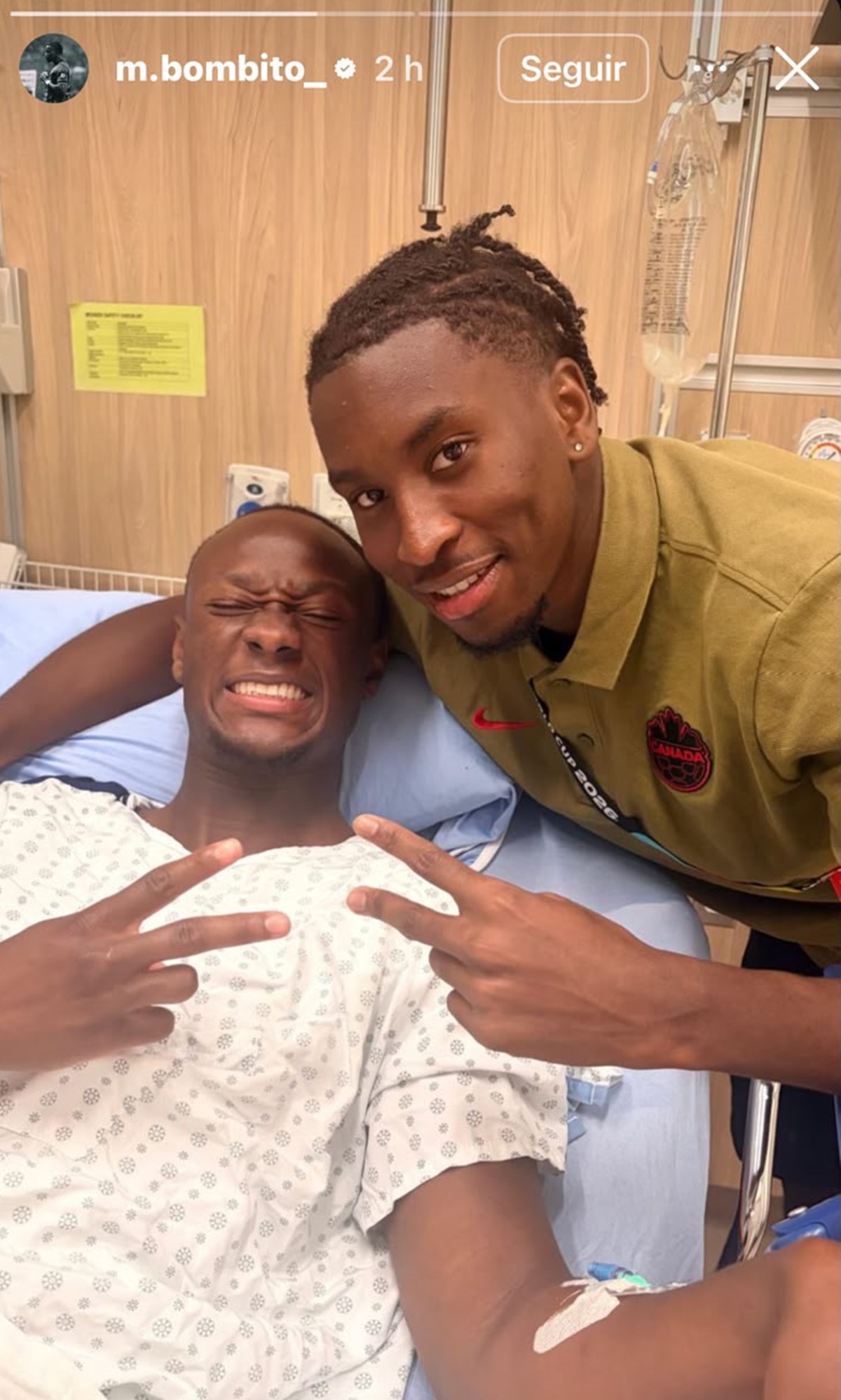 Koné aparece em foto ao lado de Moïse Bombito no hospital após sofrer fratura na perna em campo