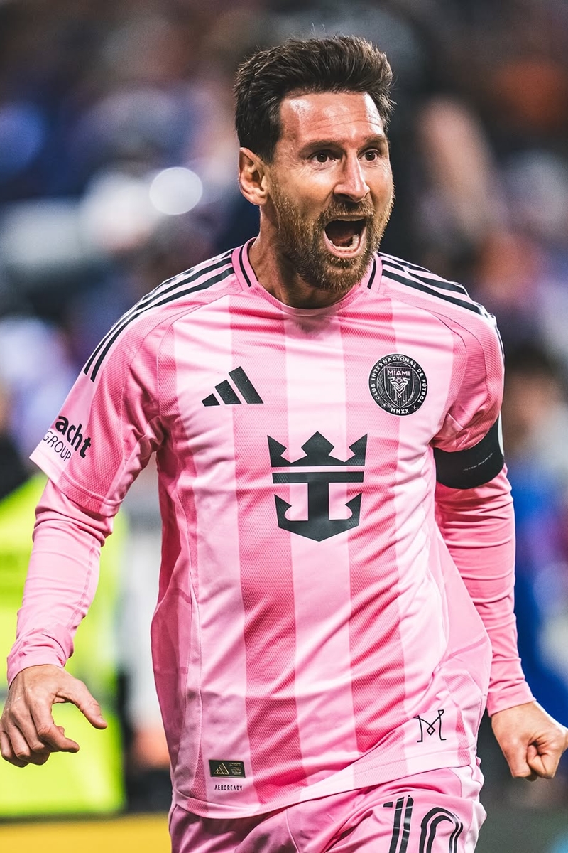 Foto colorida de homem com uniforme do Inter Miami CF comemorando - Metrópoles