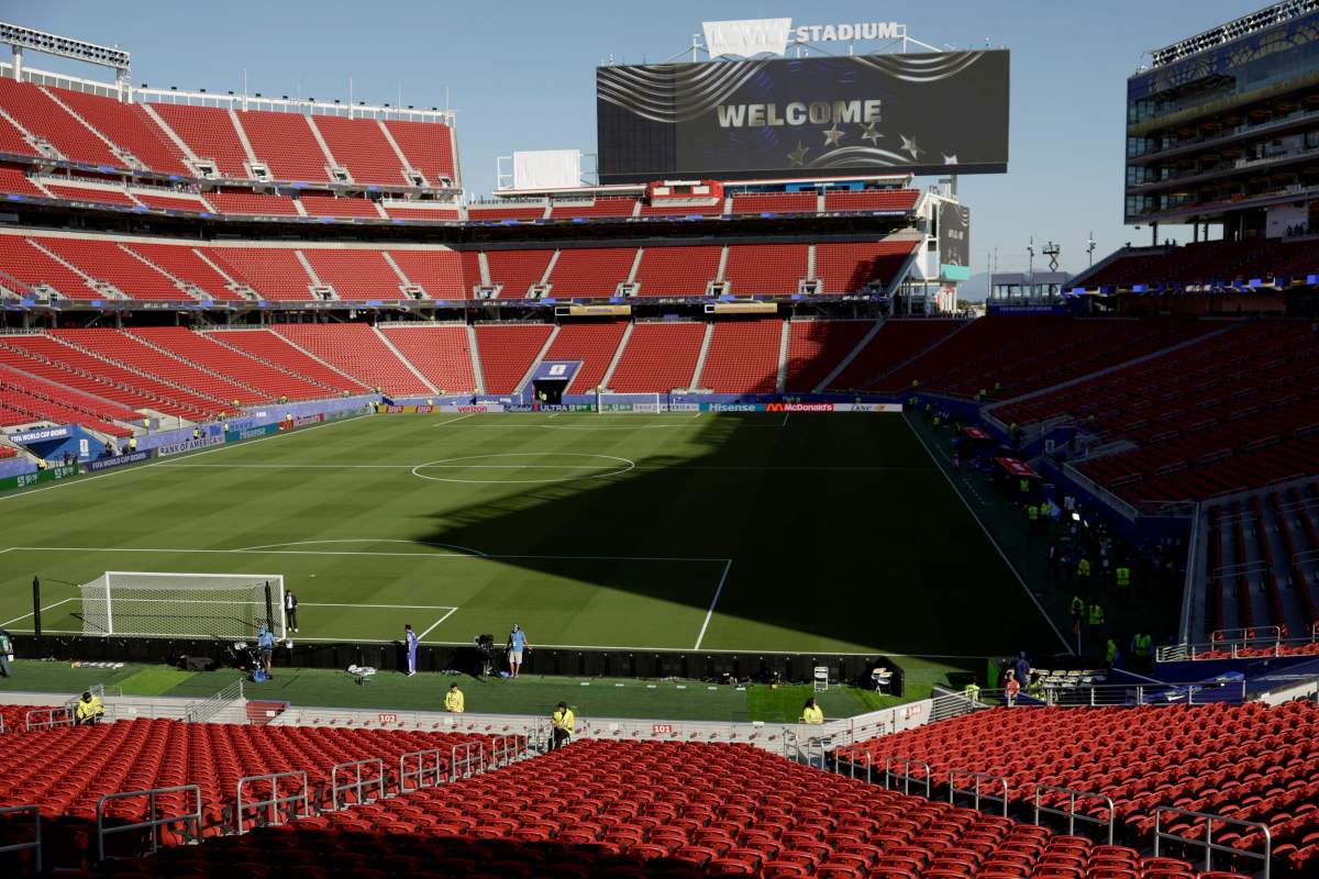 foto com cor. logo da levi's coberto por lona branca em estádio - metrópoles