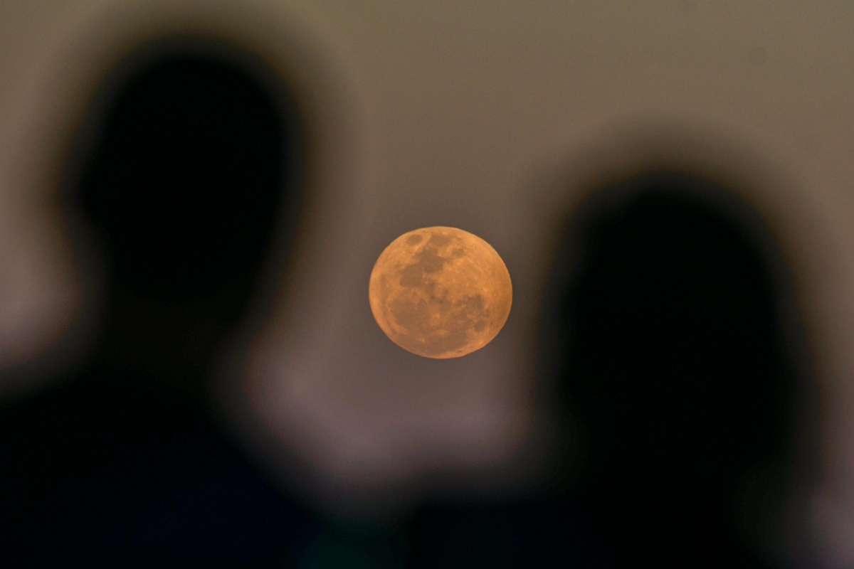 Lua de Morango encanta céus do DF com tons alaranjados