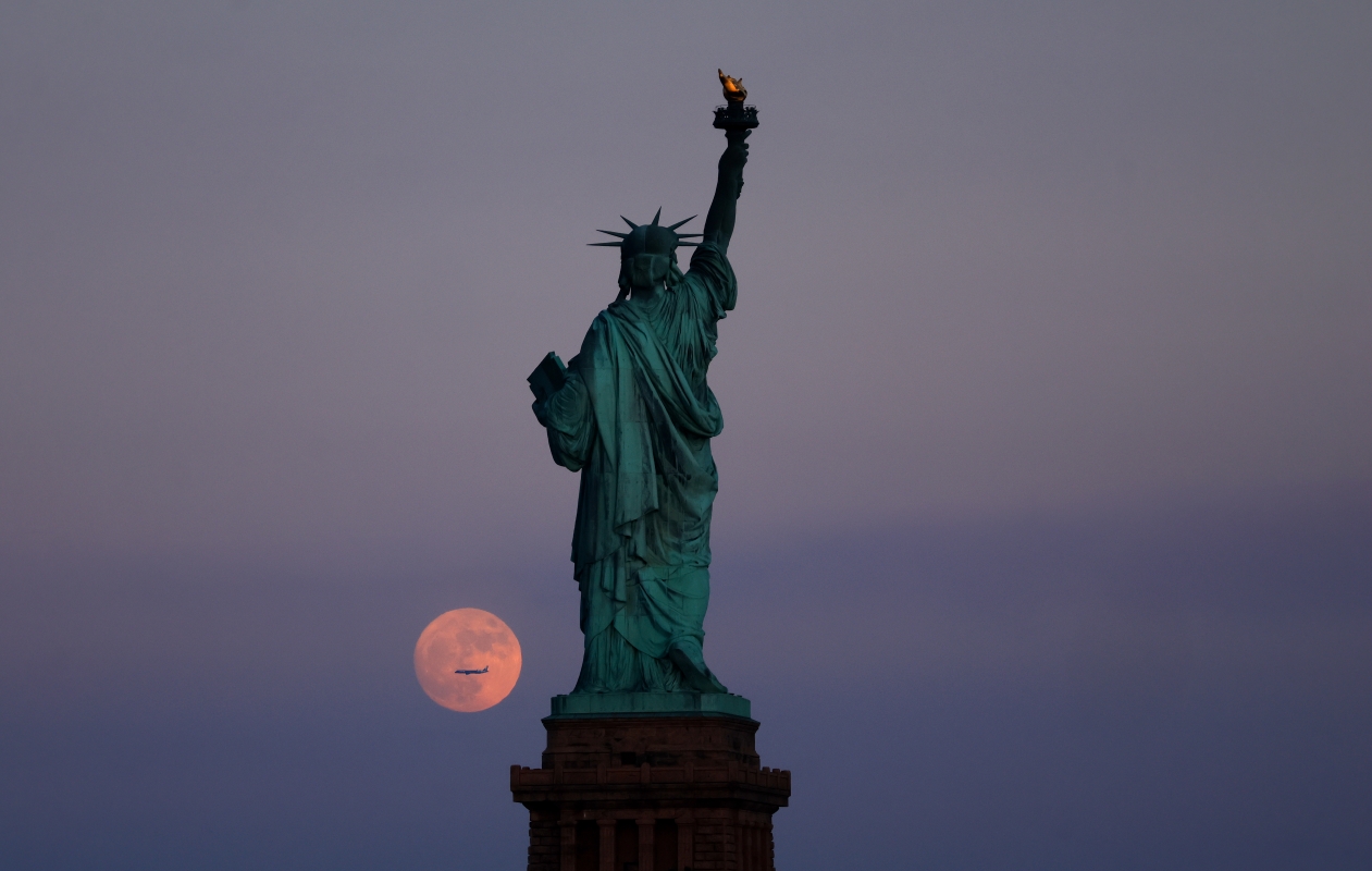 Lua de Morango: imagens mostram o espetáculo visto ao redor do mundo