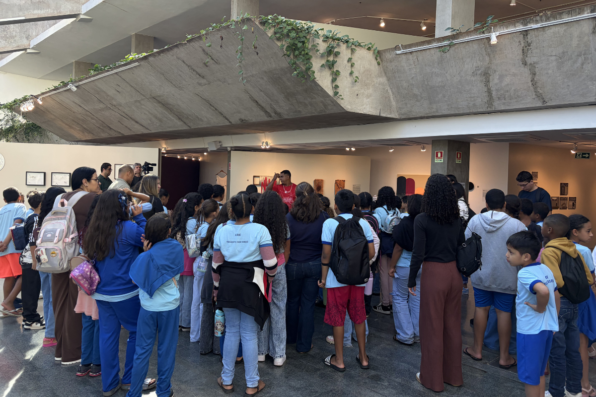 Alunos do Recanto das Emas se encantam com a exposição Constelações Contemporâneas