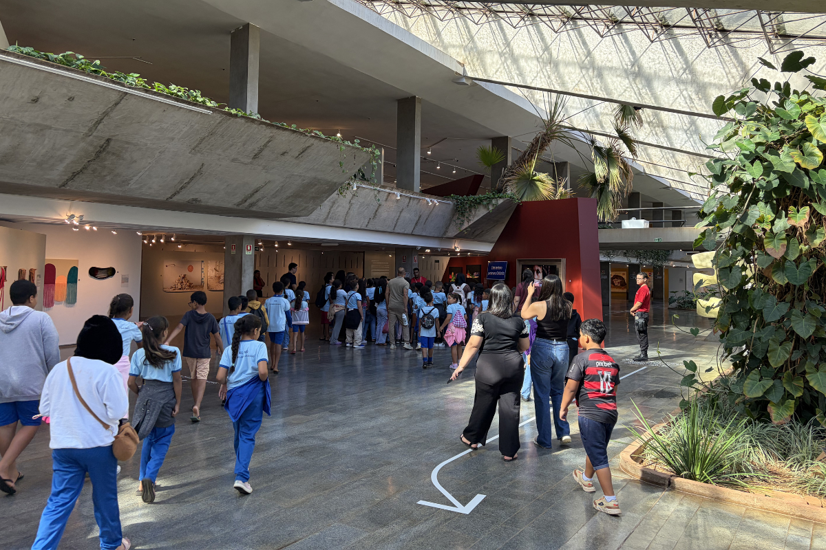 Alunos do Recanto das Emas se encantam com a exposição Constelações Contemporâneas