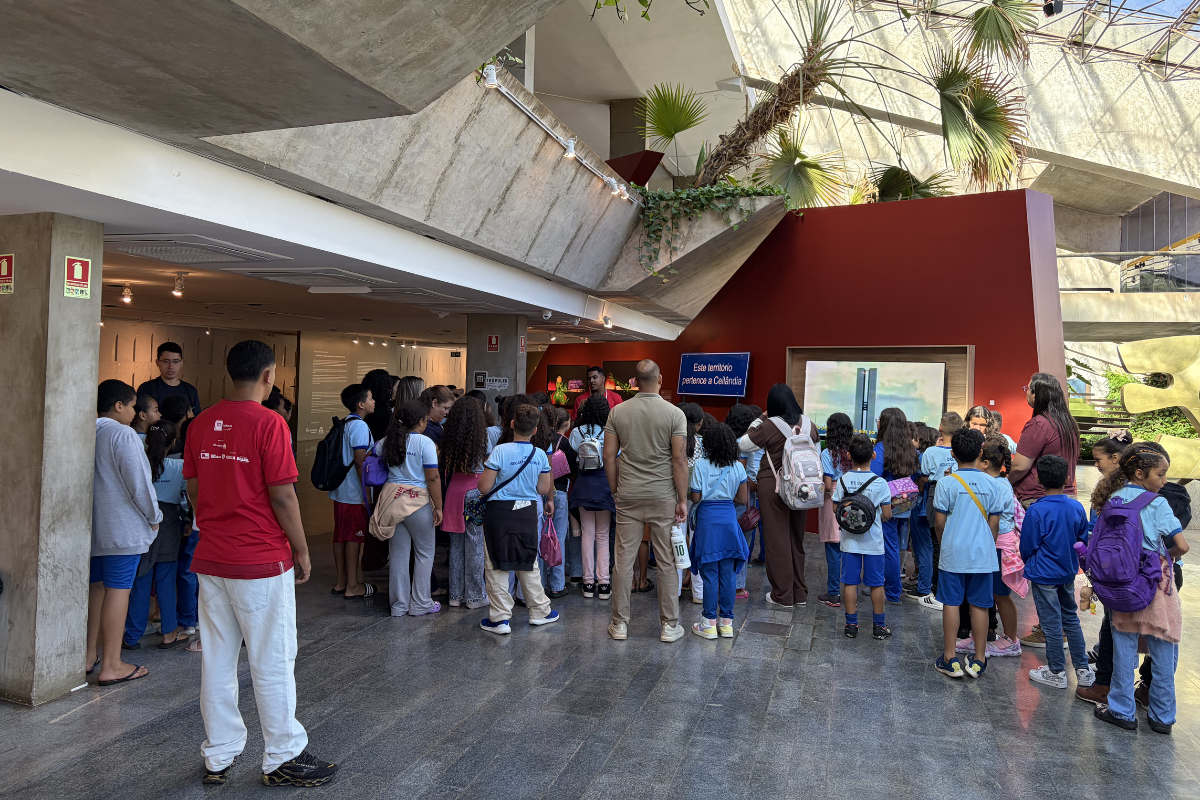 Alunos do Recanto das Emas se encantam com a exposição Constelações Contemporâneas