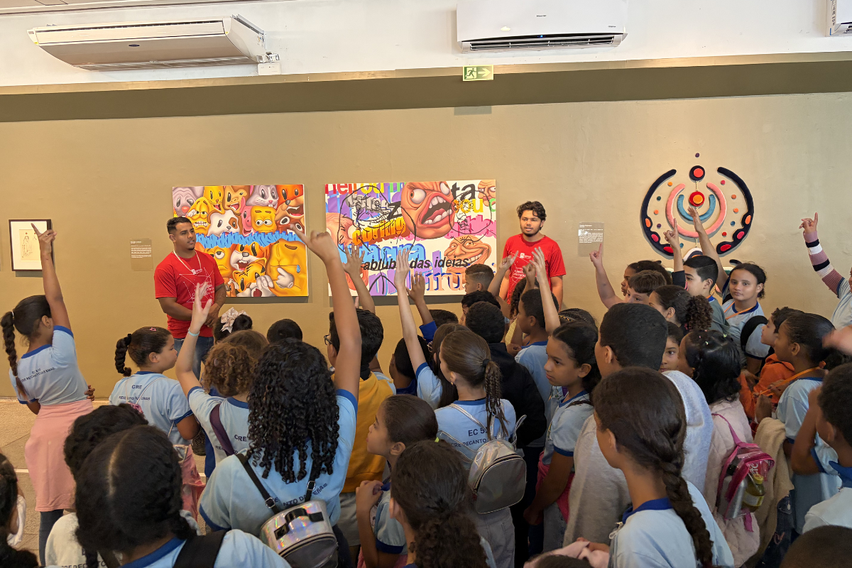 Alunos do Recanto das Emas se encantam com a exposição Constelações Contemporâneas