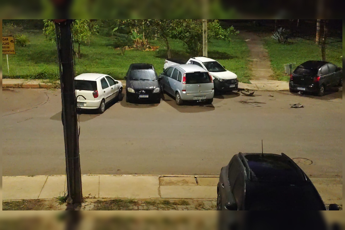 Motorista perde controle, atinge quatro carros e foge