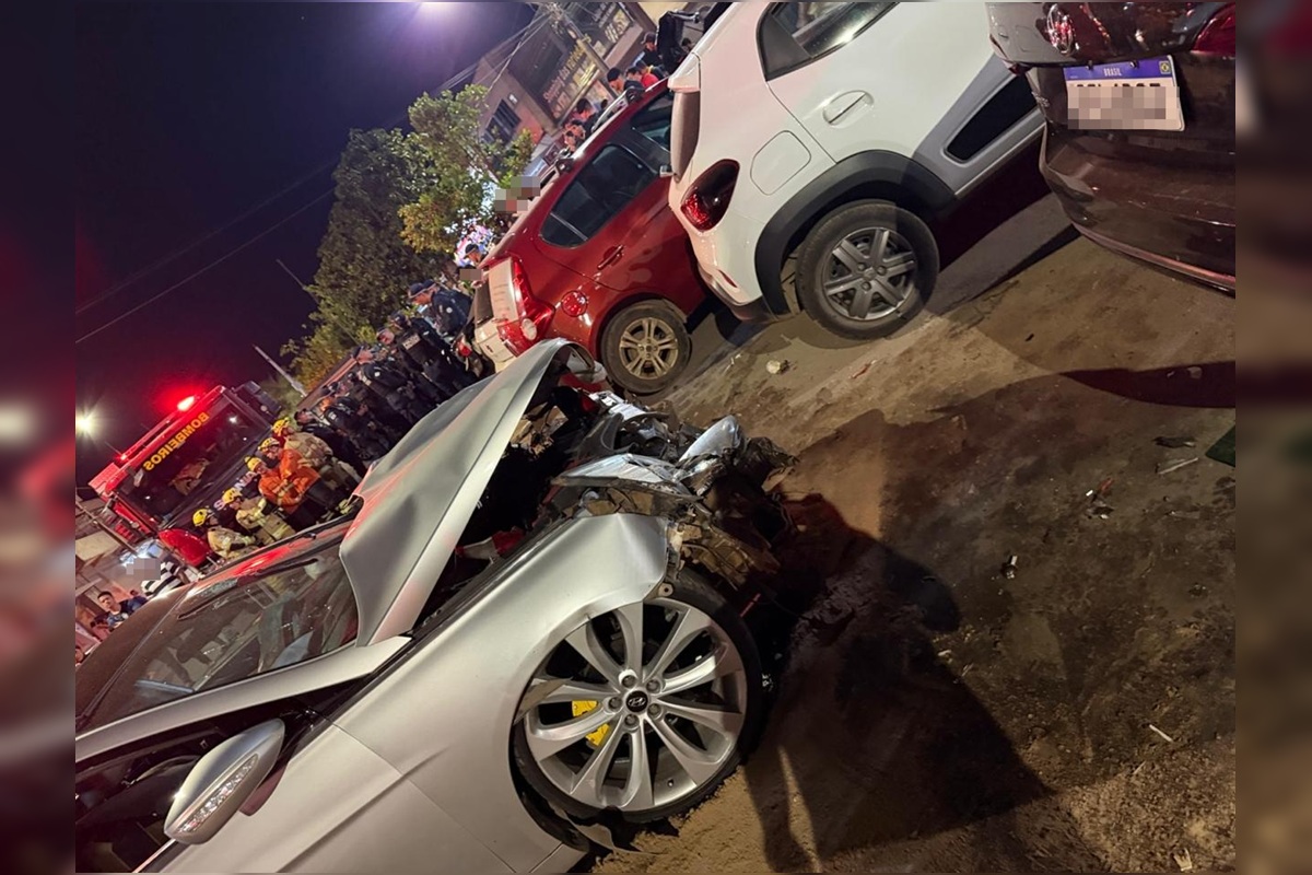 Motorista bêbado causa destruição em festa junina e foge
