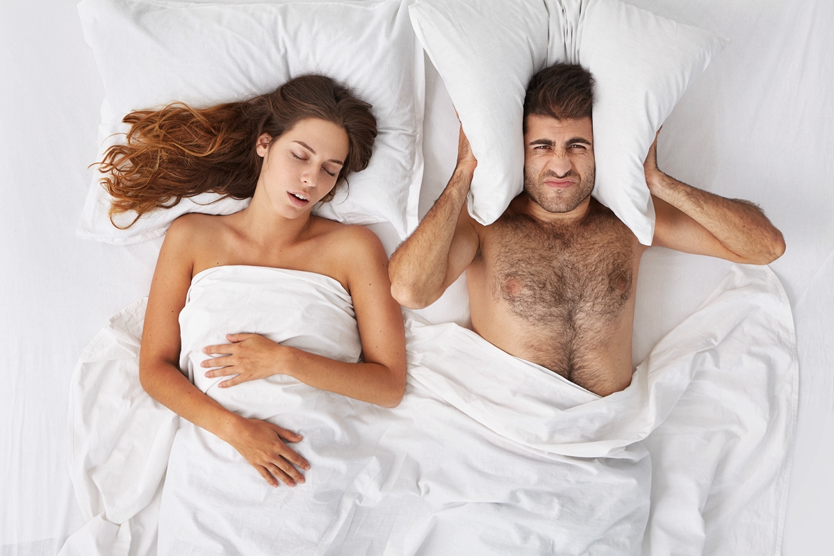 Mulher roncando e homem irritado