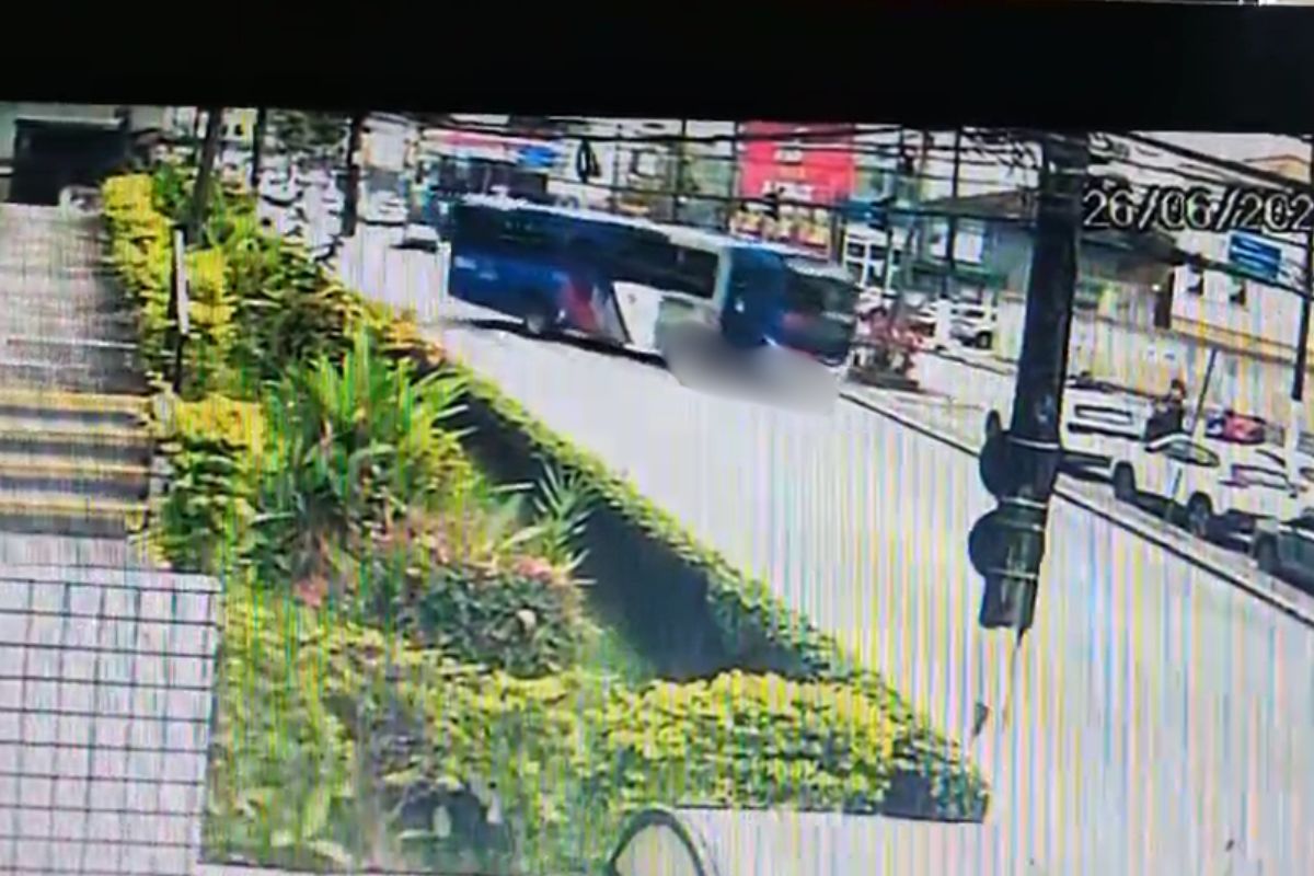 Idosa tem perna amputada após ser atropelada por ônibus