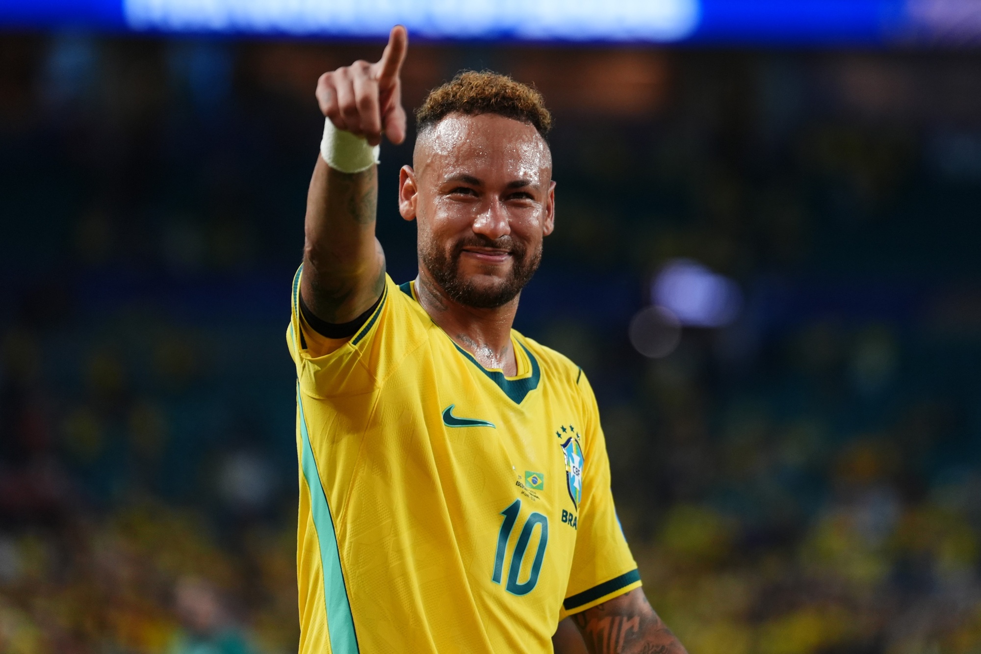 Neymar Jr. é consolado pela família após Brasil ser eliminado da Copa